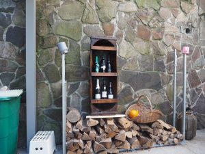 Ako premeniť staré drevené koryto na štýlovú policu na víno