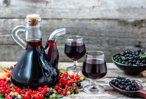 Ako si vyrobiť lahodné víno z bobuľovín, ktoré nazbierate vo voľnej prírode či v záhrade