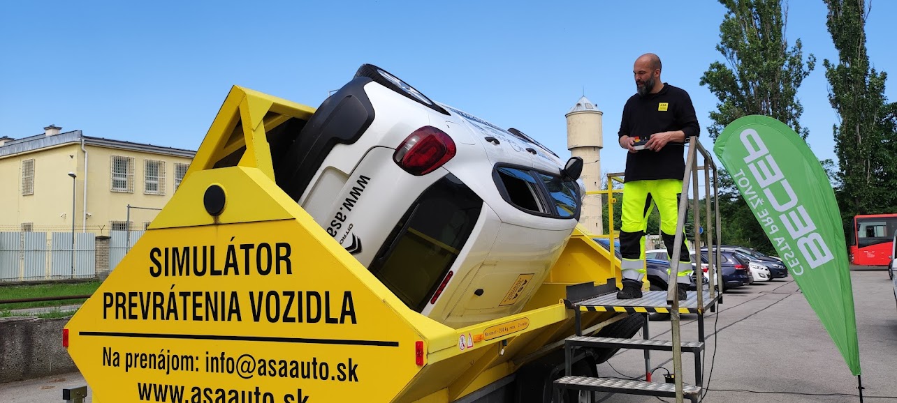 Simulátor prevrátenia vozidla na podujatí Život má zelenú v Novom Meste nad Váhom.