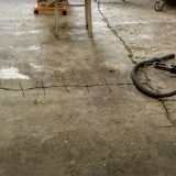 Popraskaná betónová podlaha