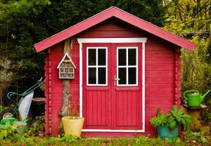 Drevený, plastový alebo plechový záhradný domček? Pozrite si prehľadné porovnanie vlastností