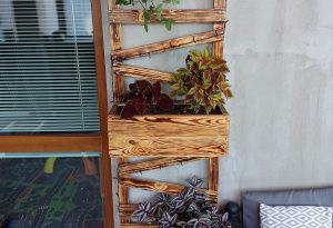 Máte málo miesta pre pestovanie rastlín na balkóne? Inšpirujte sa kreatívnym riešením domáceho majstra