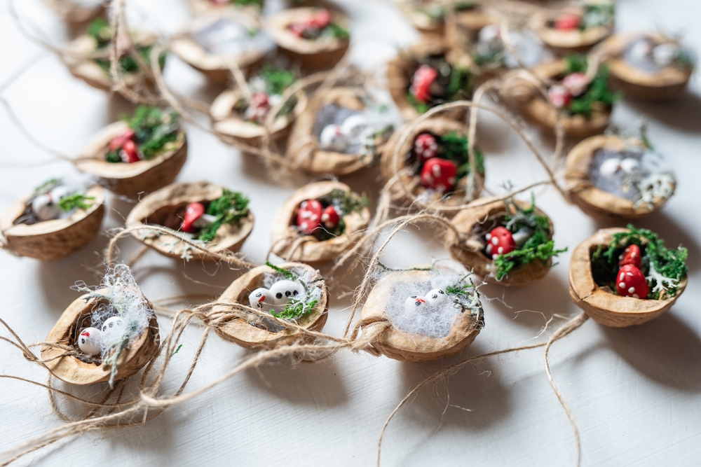 Vianočné ozdoby z orechových škrupín