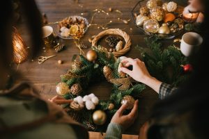 Ako vyrobiť vianočné dekorácie a vence zo živej čečiny, aby vydržali čo najdlhšie
