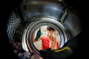 Zápach z práčky: Ako sa ho zbaviť a ktorým častiam práčky venovať pozornosť?