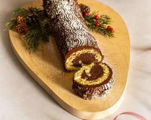 Vianočná roláda s piškótovým cestom pre milovníkov čokolády. Jedna surovina vás prekvapí!