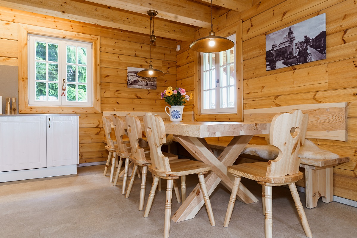 Nábytok je vyrobený na mieru z masívu borovice.