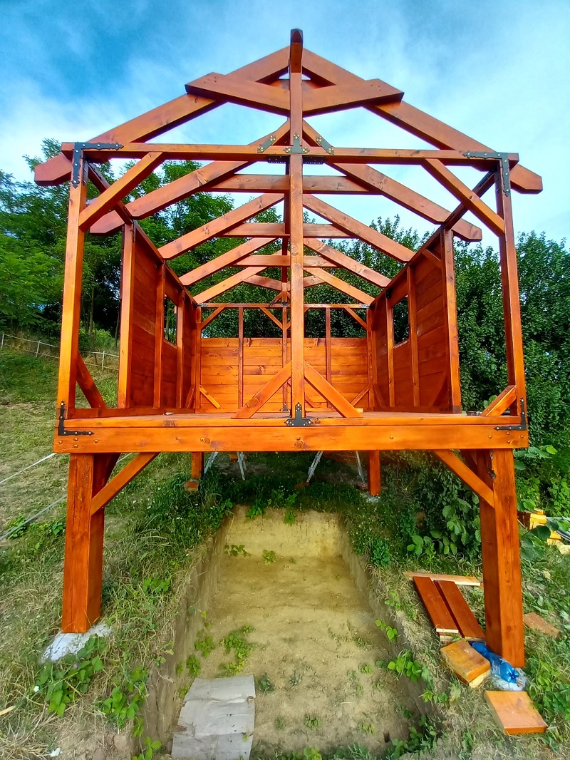 Stavba detského domčeka so šmykľavkou