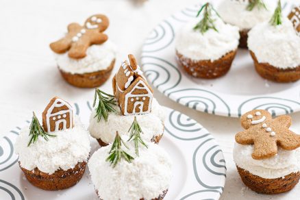 Vianočné makovo-slivkové cupcakes s kokosovými lupienkami