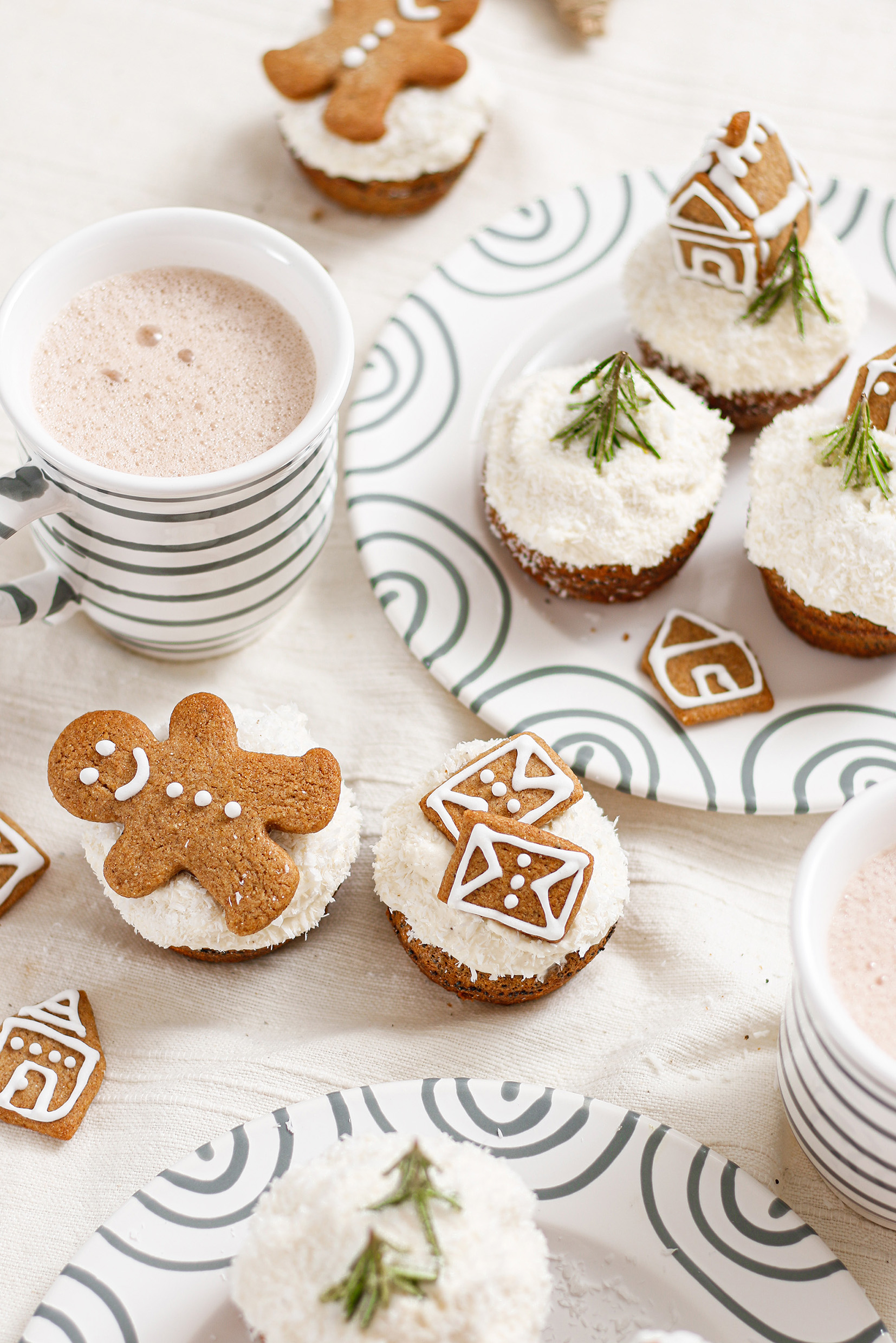 Vianočné makovo-slivkové cupcakes s kokosovými lupienkami