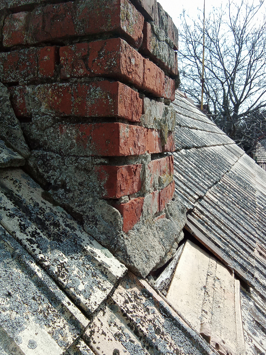 Pôvodný stav strechy a komína