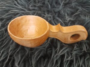 Kúsok dreva, z ktorého dýcha tradícia: Ako si doma vyrobiť tradičnú slovenskú črpačku