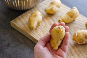 Ako zabrániť klíčeniu uskladnených zemiakov, ktoré sú určené na konzumáciu?