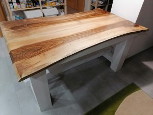 Skutočná nádhera a dlhá trvácnosť: Masívny farmársky stôl s krásnou kresbou dreva