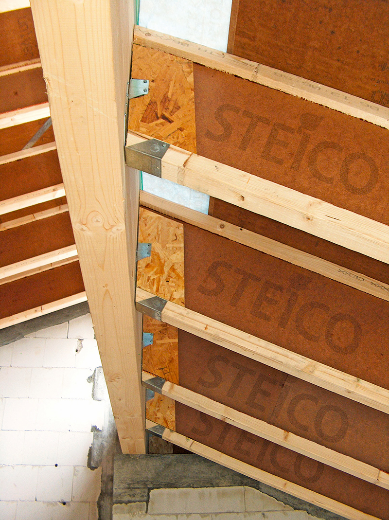 Na zhotovenie nového krovu je potrebné použiť vhodné drevené prvky, ktoré presne navrhne projektant na základe odporúčaní statika. Jedným z riešení sú nosníky SteicoJoist 