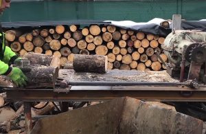 Doma si vyrobil štiepačku na drevo, ktorá vyniká extrémnou silou! Poradí si aj s polmetrovým klátom?
