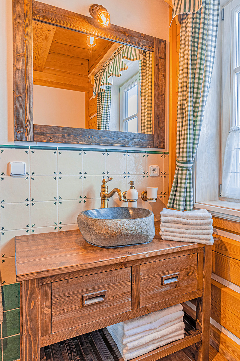 Romantika nielen v kuchyni, ale aj v kúpeľni sa príjemne odráža vo zvolených vzoroch a farbách.