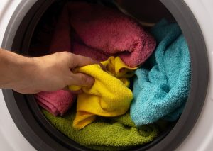 Sú vaše uteráky drsné, nesajú, a dokonca aj zapáchajú? Pravdepodobne nedodržiavate tieto pravidlá pri praní a sušení