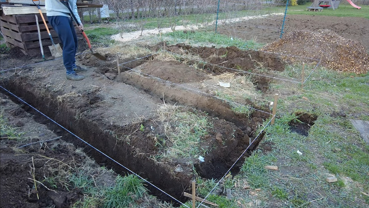 Po vyznačení plochy začnite s výkopovými prácami pre základ vyvýšeného záhona. Základy kopte na výšku 30 až 40 centimetrov.