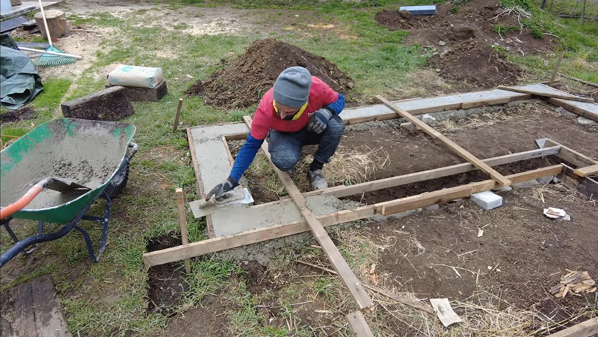 Základ vybetónujte. Na výrobu betónu použite cement, vodu a štrk frakcie 0-24. Na spracovanie zmesi použite miešačku s objemom 120 l, pričom na jednu miešačku dajte jedno vrecko cementu, zvyšnú časť bude tvoriť voda a štrk.