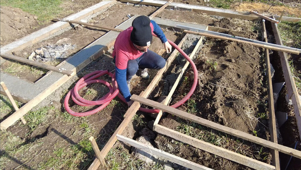 Stavba vyvýšeného záhona z betónových tvárnic