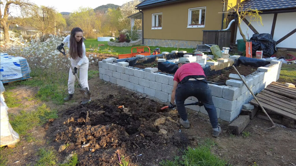 Stavba vyvýšeného záhona z betónových tvárnic