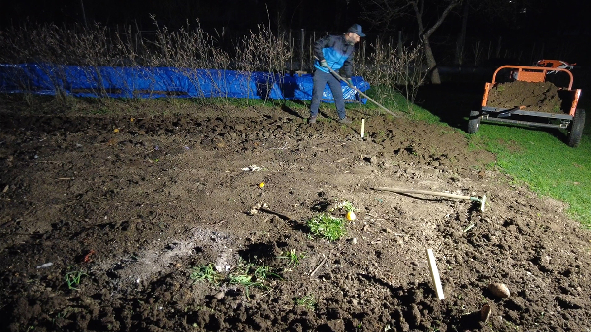 Priestor na sedenie si ohraničíme pomocou drevených kolíkov, ktoré si umiestnime v rohoch záhrady, a prepojíme stavebným špagátom.  