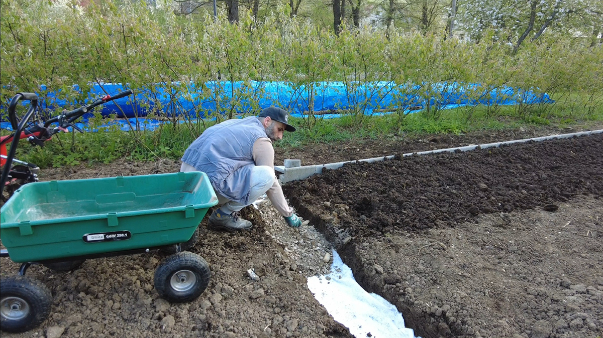 Na geotextíliu vysypeme kamenivo frakcie 16-32 asi zhruba v 10 centimetrovej vrstve. Odporúčam túto vrstvu kameniva zhutniť.