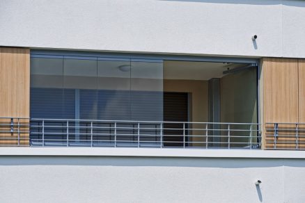 Detail presklenej steny so skladacími dverami na balkón.