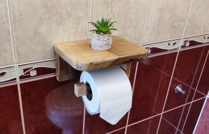Ako nechať na záchode vyniknúť držiak na toaletný papier? Peter vám ukáže svoje riešenie