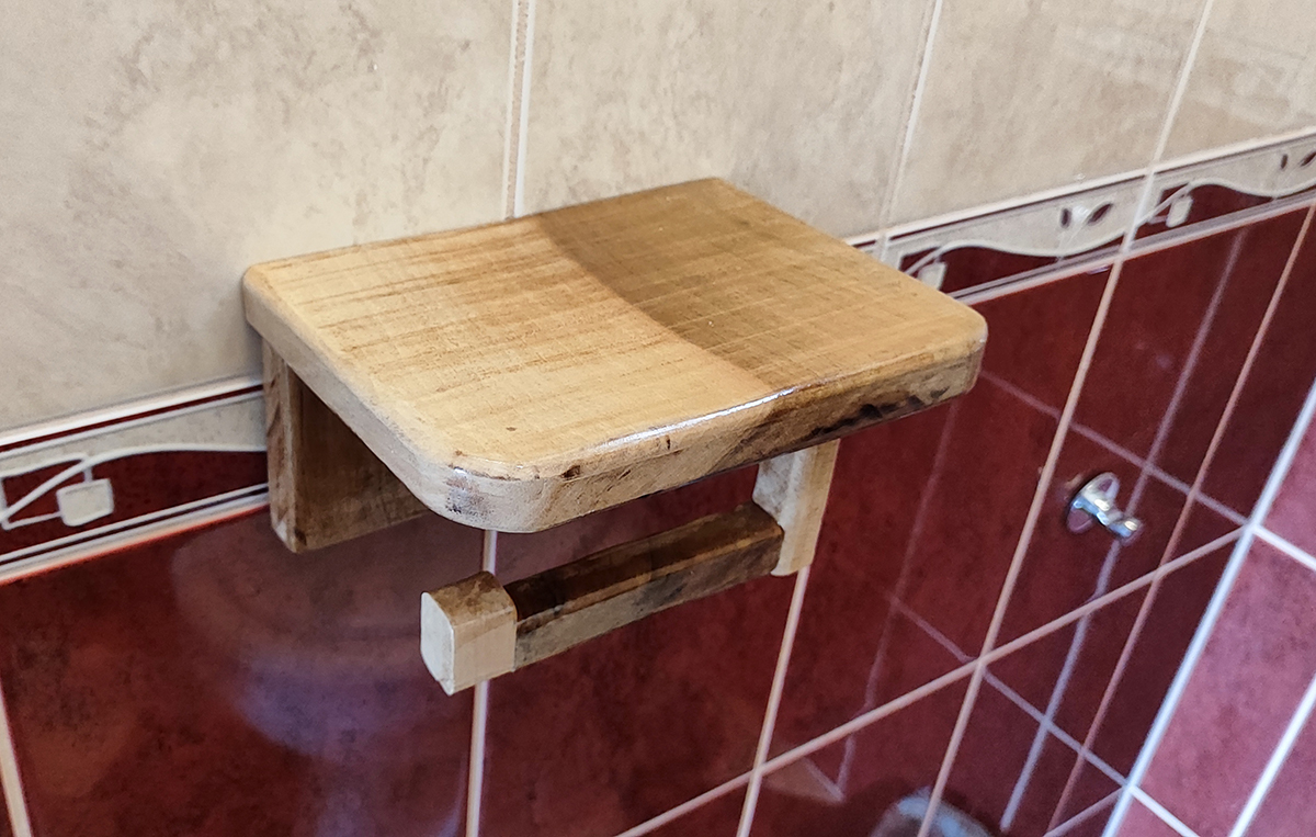 Деревянный держатель для туалетной бумаги. 