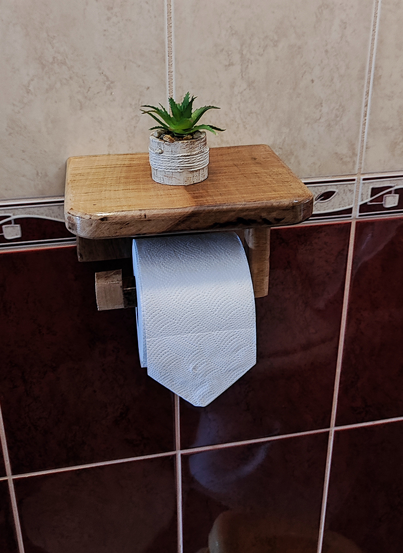 Drevený držiak na WC papier 