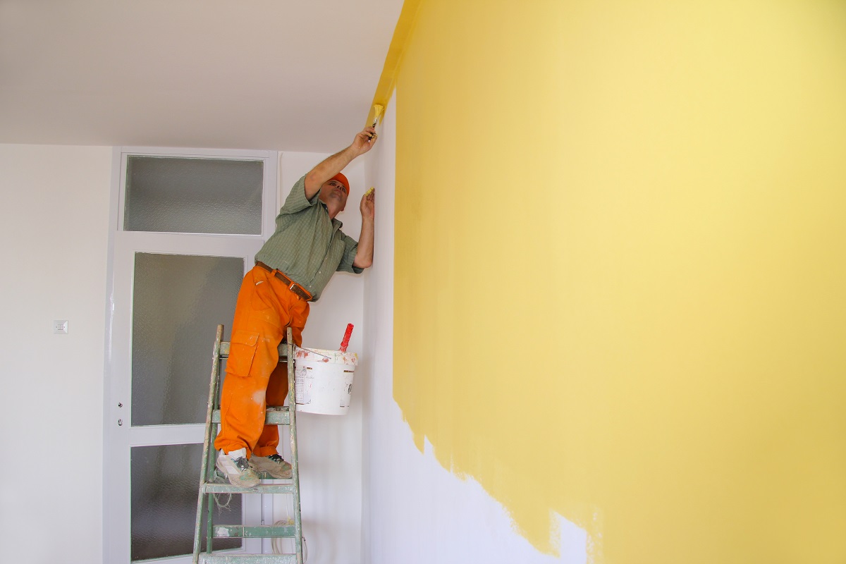 Maľovať začnite s užším valčekom alebo štetcom a namaľujte si „rám miestnosti“ – okraje steny, lem okien, dverí, vypínačov a zásuviek.