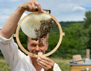 Martin Nikodým odhalil výnimočnosť svojej včelnice, má v nej aj apidomček. O jeho med je veľký záujem
