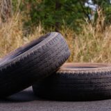 Staré pneumatiky na výrobu taburetky