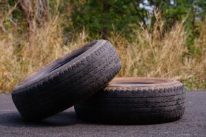 Ako využiť staré pneumatiky? Tento originálny taburet ukrýva aj úložný priestor