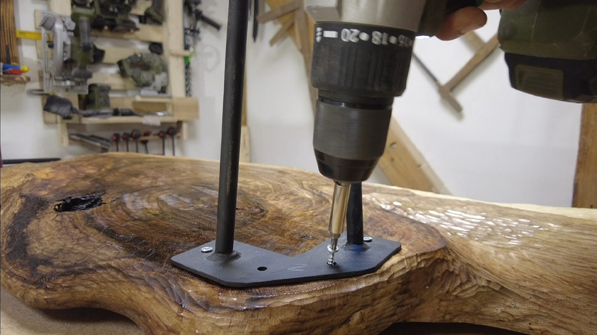 Nakoniec na spodnú časť dosky pomocou drevoskrutiek namontujte prefabrikované nohy stola s dĺžkou 40 cm a konferenčný stolík máte hotový.
