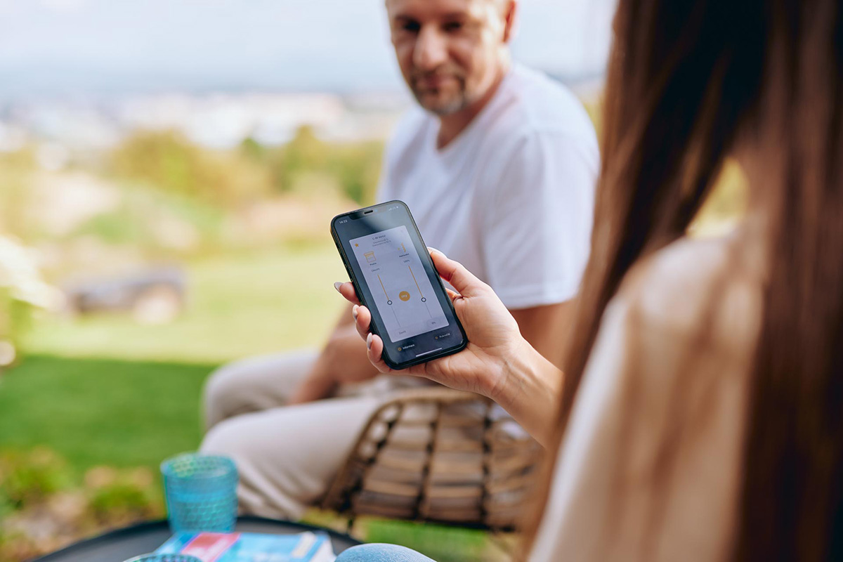 Inteligentné tienenie môžete ovládať cez aplikáciu v mobilnom telefóne, automatizovaným režimom alebo pomocou diaľkového ovládača.