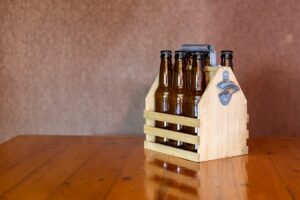 Ako vyrobiť drevený nosič na fľaše? Takýto štýlový a funkčný darček poteší nejedného muža