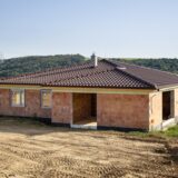 Hrubá stavba bungalovu