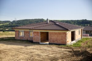 Hrubá stavba domu: Všetko, čo potrebujete vedieť o streche a okenných konštrukciách