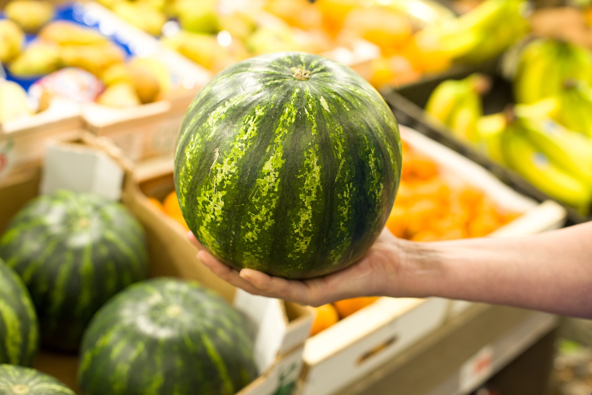 Výber melónu v obchode