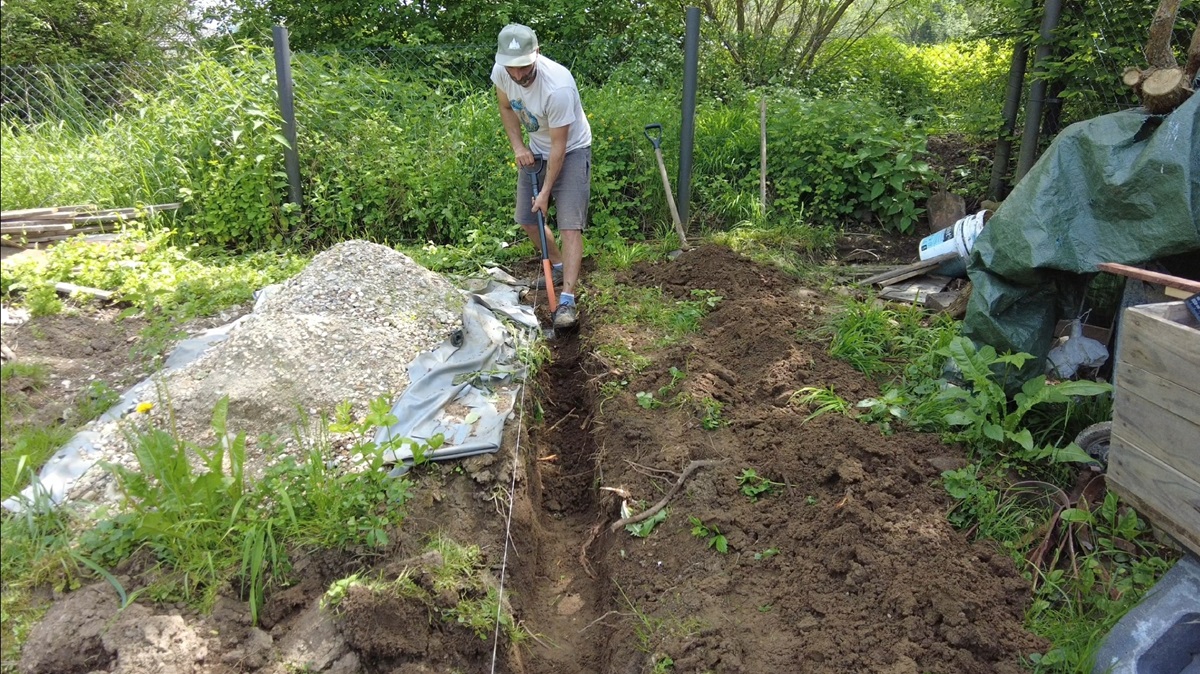 Podľa natiahnutého špagátu si vykopte betónový základ s hĺbkou 40 až 50 cm.