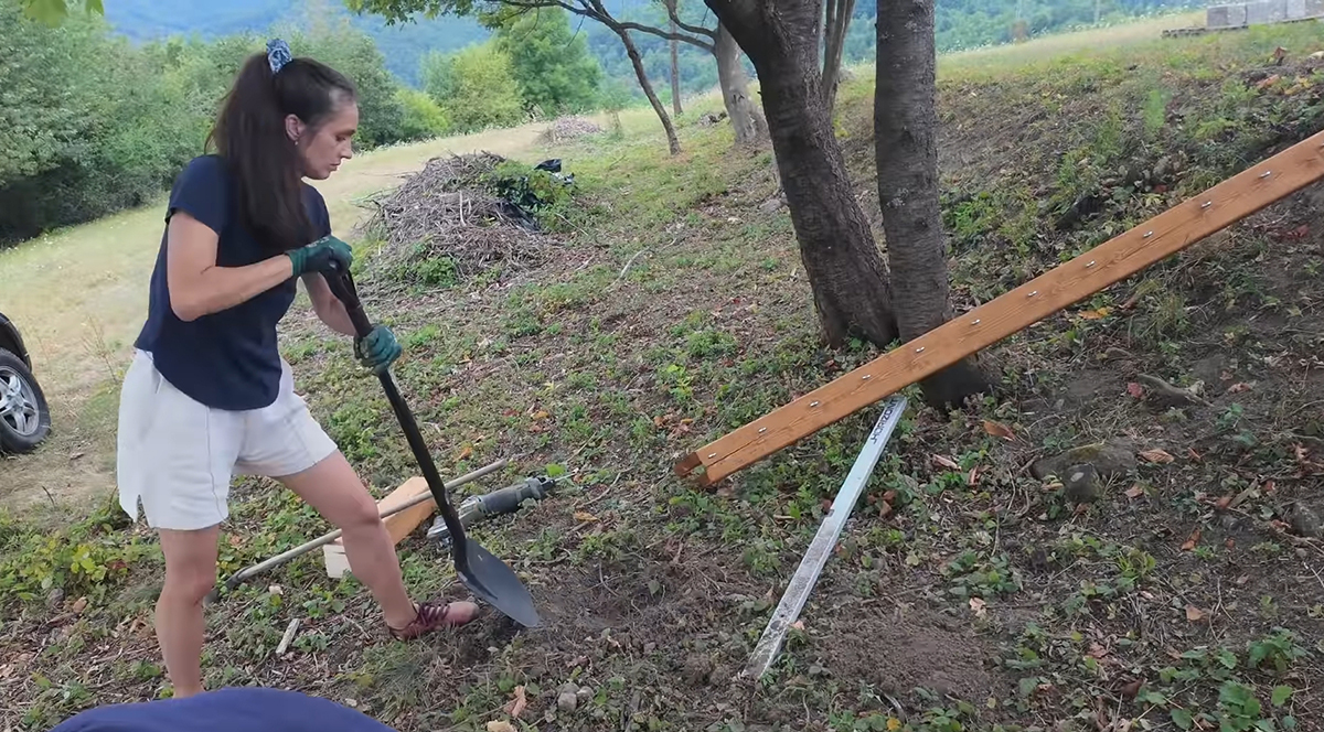 Plochu, kde uložíme dlažbu, si vyrovnáme.