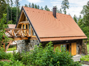 Schátranú stavbu hlboko v lese si svojpomocne premenili na čarovnú kamennú stodolu s mlynom