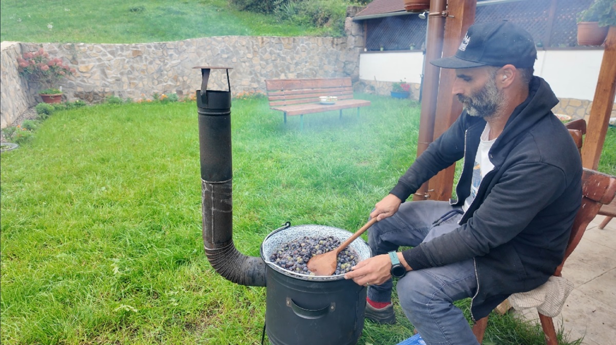 Postupne privedieme hrozno do varu, pričom nie je potrebné stále miešať, ako pri slivkovom lekvári.