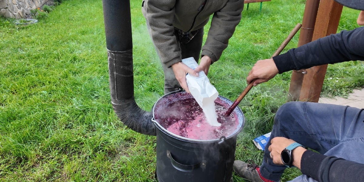 Keď sa už lekvár začne variť a sú viditeľné bubliny, tak pridáme cukor. V našom prípade sme mali 14 litrový kotlík, do ktorého sme vysypali 4 kg cukru. Zhruba 4 kg cukru na 12 litrov lekváru. 