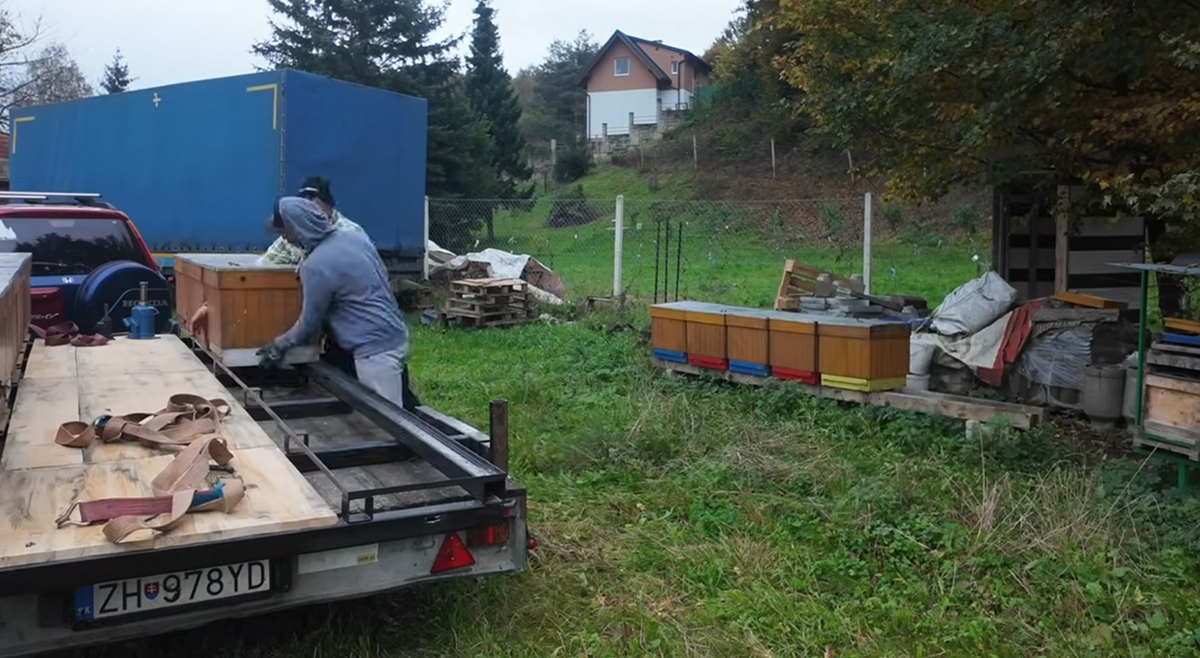 Skôr než to vyskúšame, potrebujeme na konštrukciu naložiť všetky úle, ktorých bude až 18. 