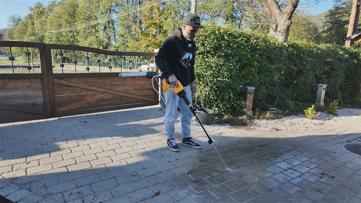 Čistenie dlažby s AKU vysokotlakovým čističom