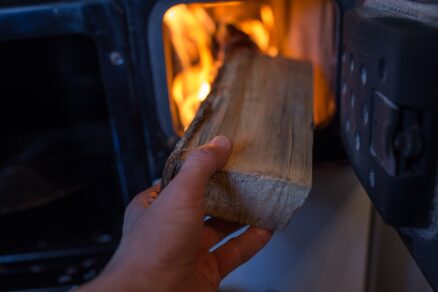 Vkladanie dreva do piecky